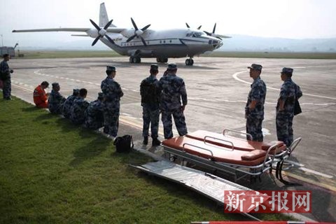 中国空军启用了运8运输机对灾区实行200台柴油发电机运输